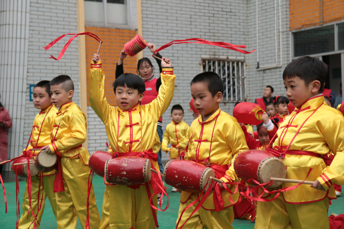 开发区幼儿园举行第七届民俗踩街活动