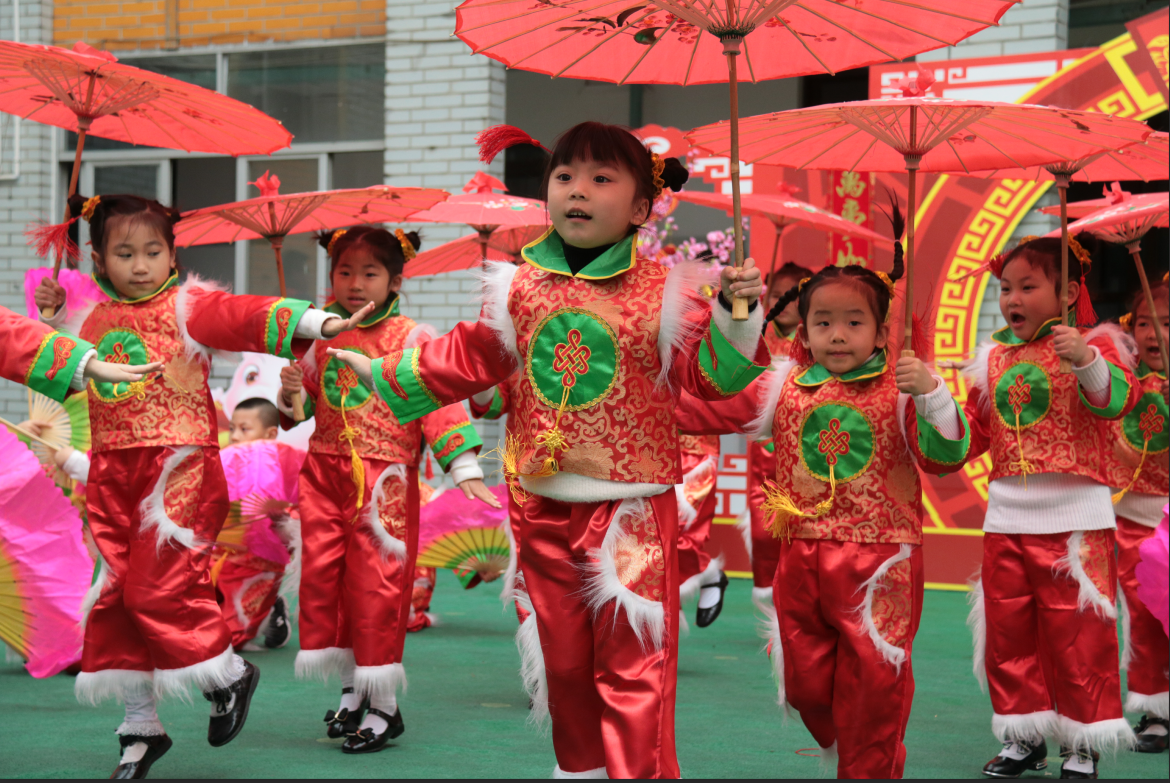 开发区幼儿园举行第七届民俗踩街活动