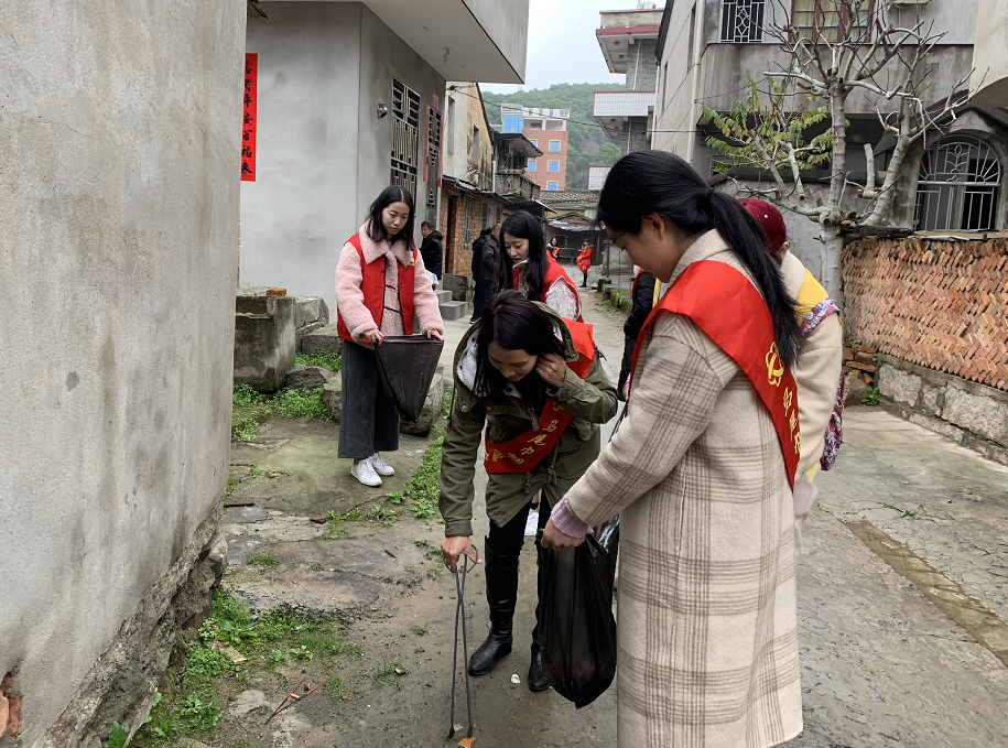 “随手做环保，家园更美好”