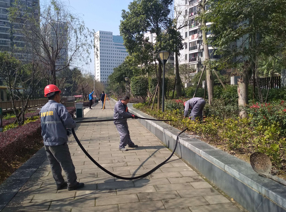 小区污水横流  各部门响应居民诉求