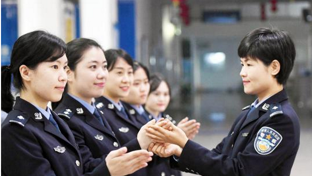 从“女军人”变成“女警察”