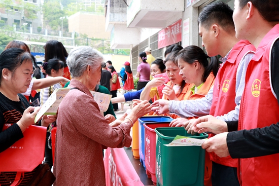 “垃圾可变宝，分类更环保”