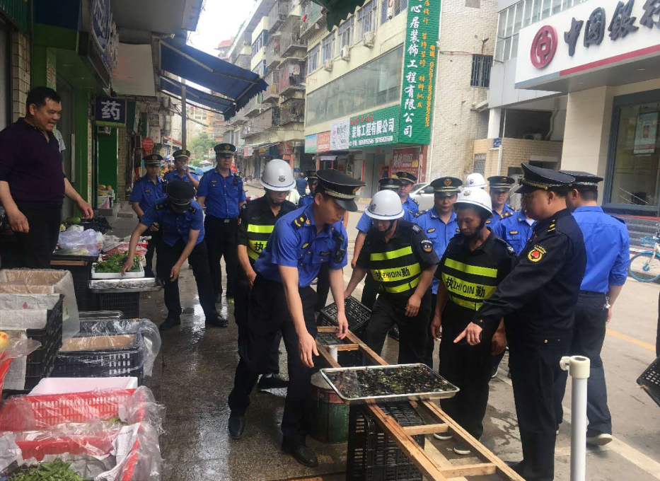 区城管局持续开展市容突击整治