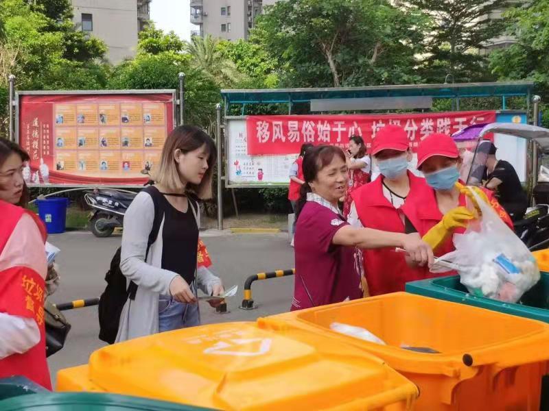 台湾志愿者进社区宣传垃圾分类