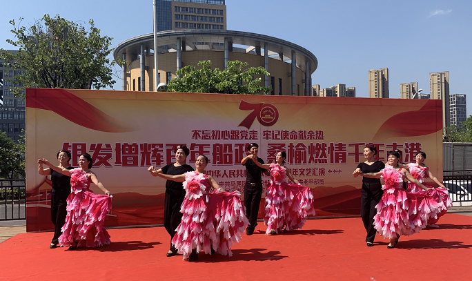 我区老干部庆祝新中国成立70周年文艺汇演举行