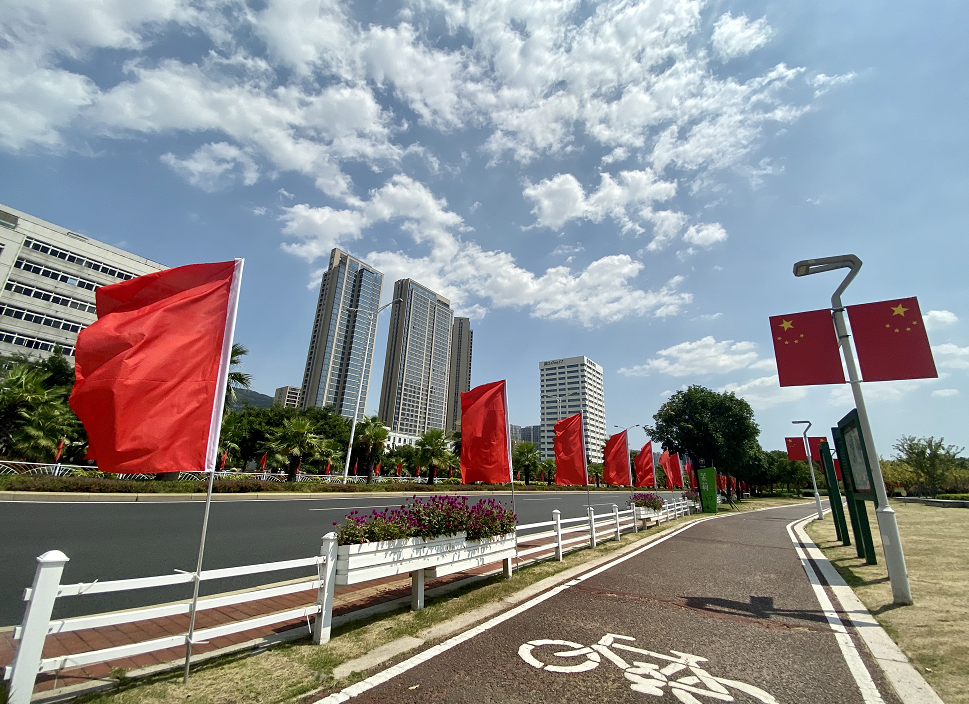 红旗迎风飘  马尾大街小巷迎国庆氛围浓