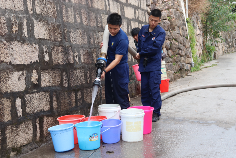 村民缺水求助  消防送200吨水解忧