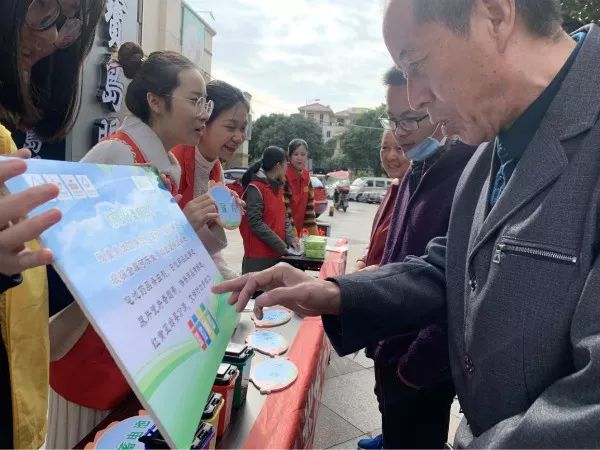 多部门联合开展垃圾分类宣传活动