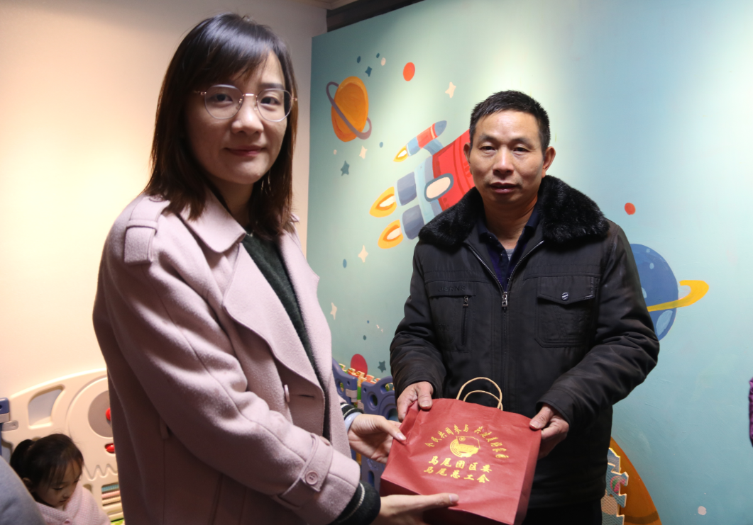 团区委开展“参与垃圾分类 传递爱心温暖”慰问活动
