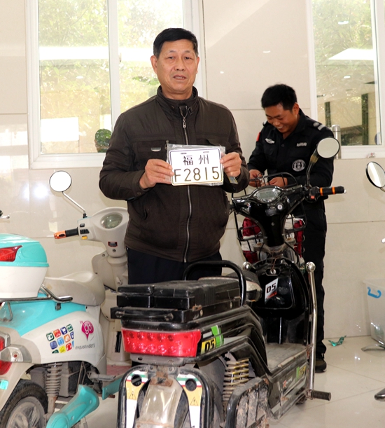 电动车换牌首月 马尾换发新牌2117面 