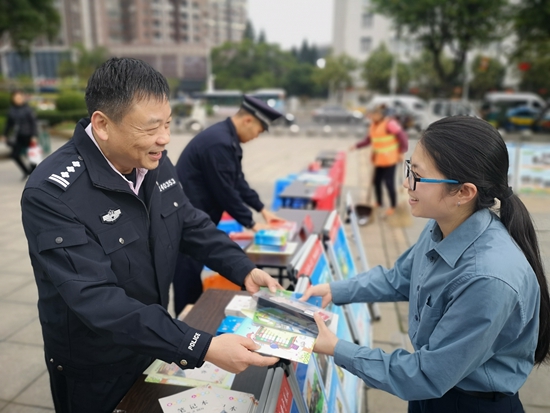 多部门联合开展平安建设集中宣传活动