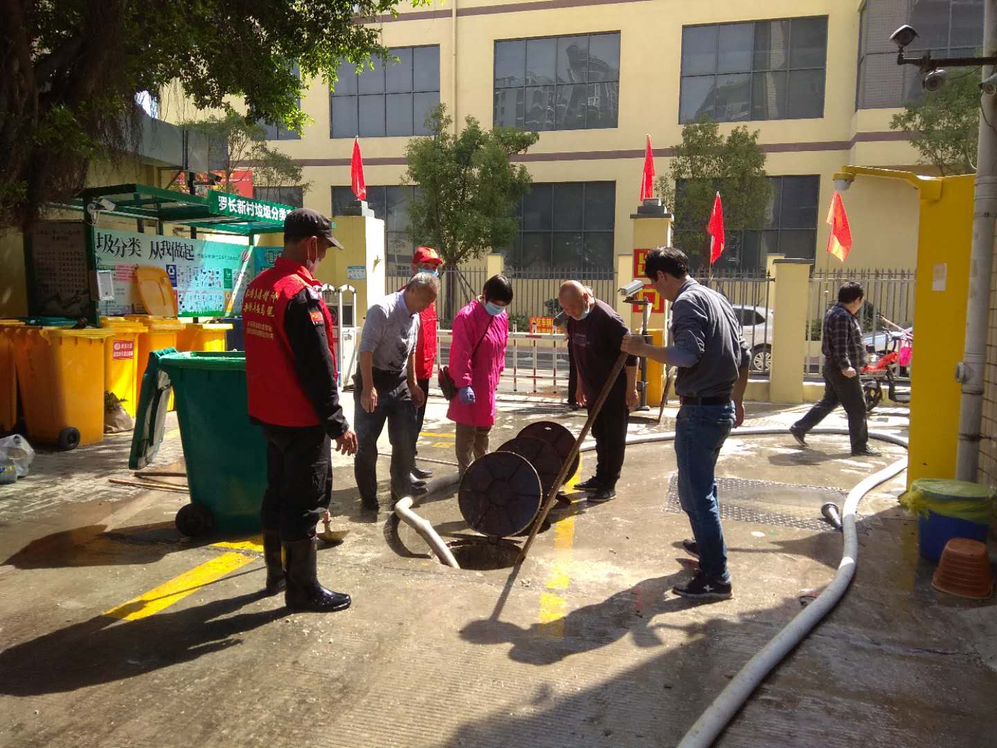罗长新村：业委会成员全力疏通污水管道