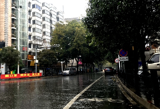 今明降温又降雨   市民外出要添衣