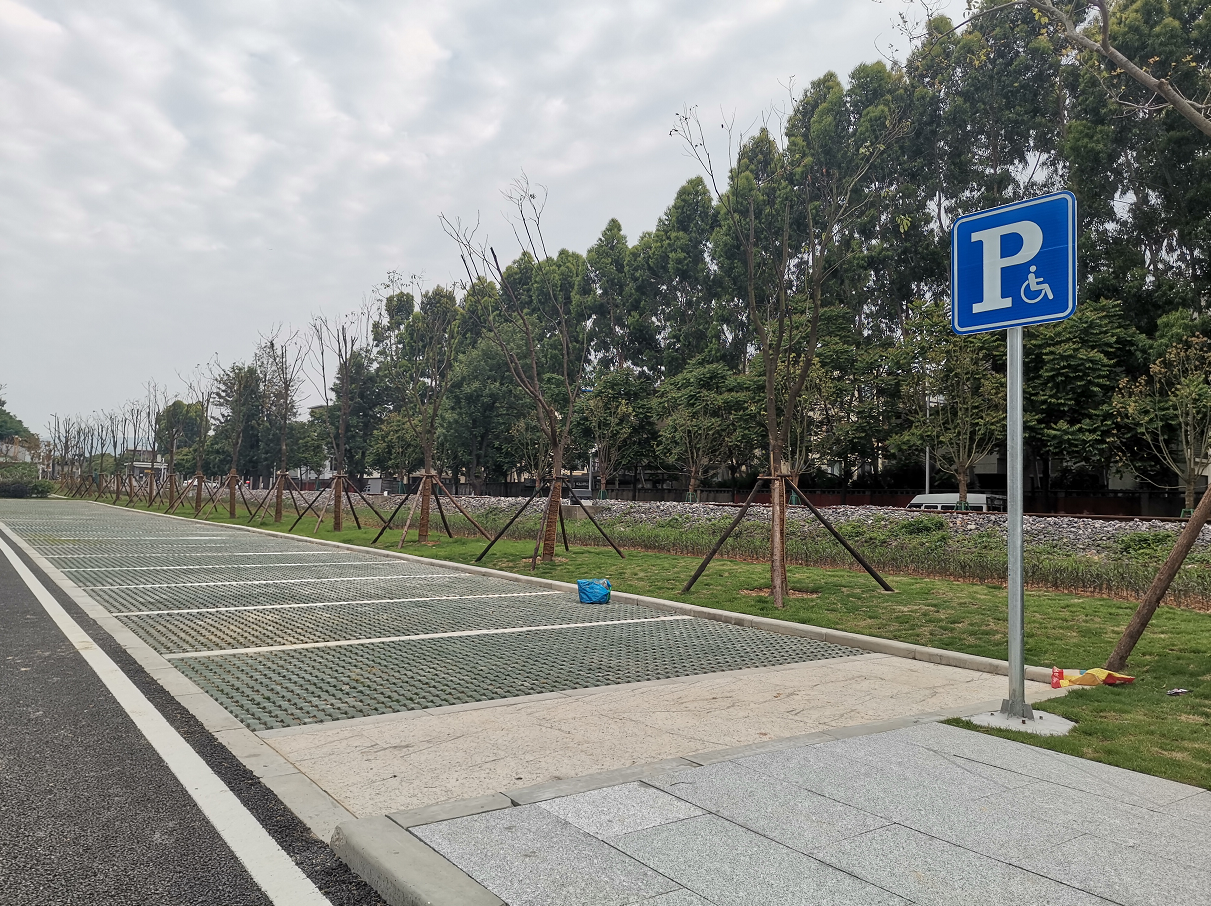 旺岐路大变样 四季繁花还有超大停车场