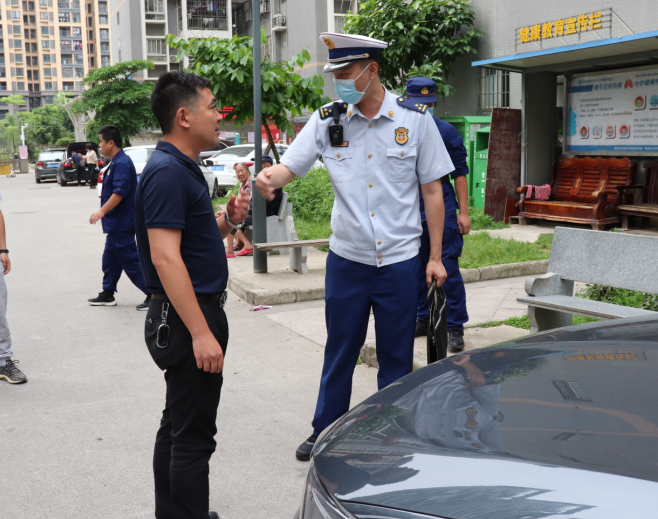 马尾市民请注意：车辆这样停放将被贴违停告知单！