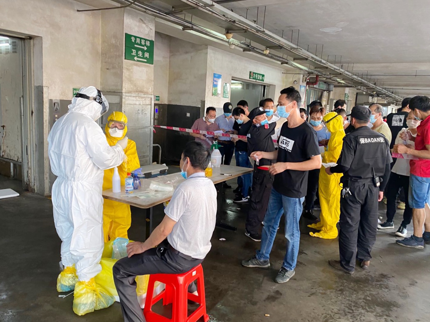 最高气温36℃！他们却穿着密闭的防护服忙碌了一整天