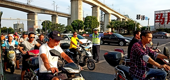 三伏天！交警变“焦警”