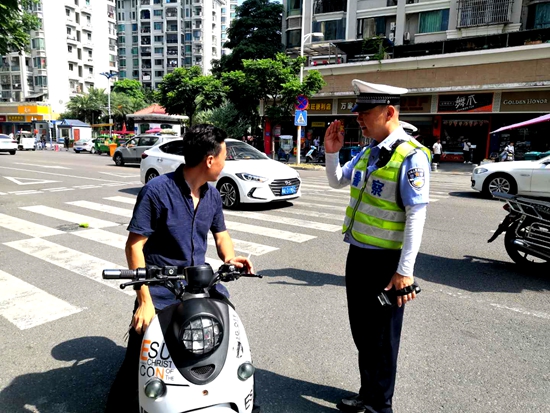 三伏天！交警变“焦警”