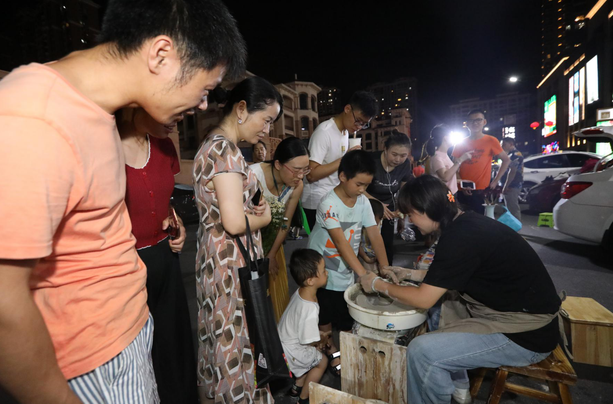 文化助力夜色经济 闽剧演员直播带您逛夜市