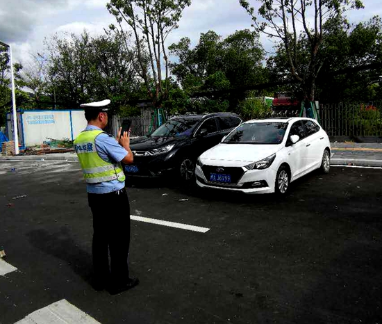 马尾交警奋战创城一线 护航道路交通文明