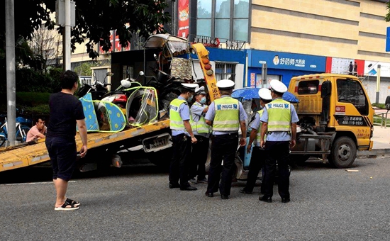 马尾交警奋战创城一线 护航道路交通文明