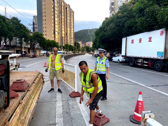 上街为护栏“洗脸”  增添城市一抹靓丽 