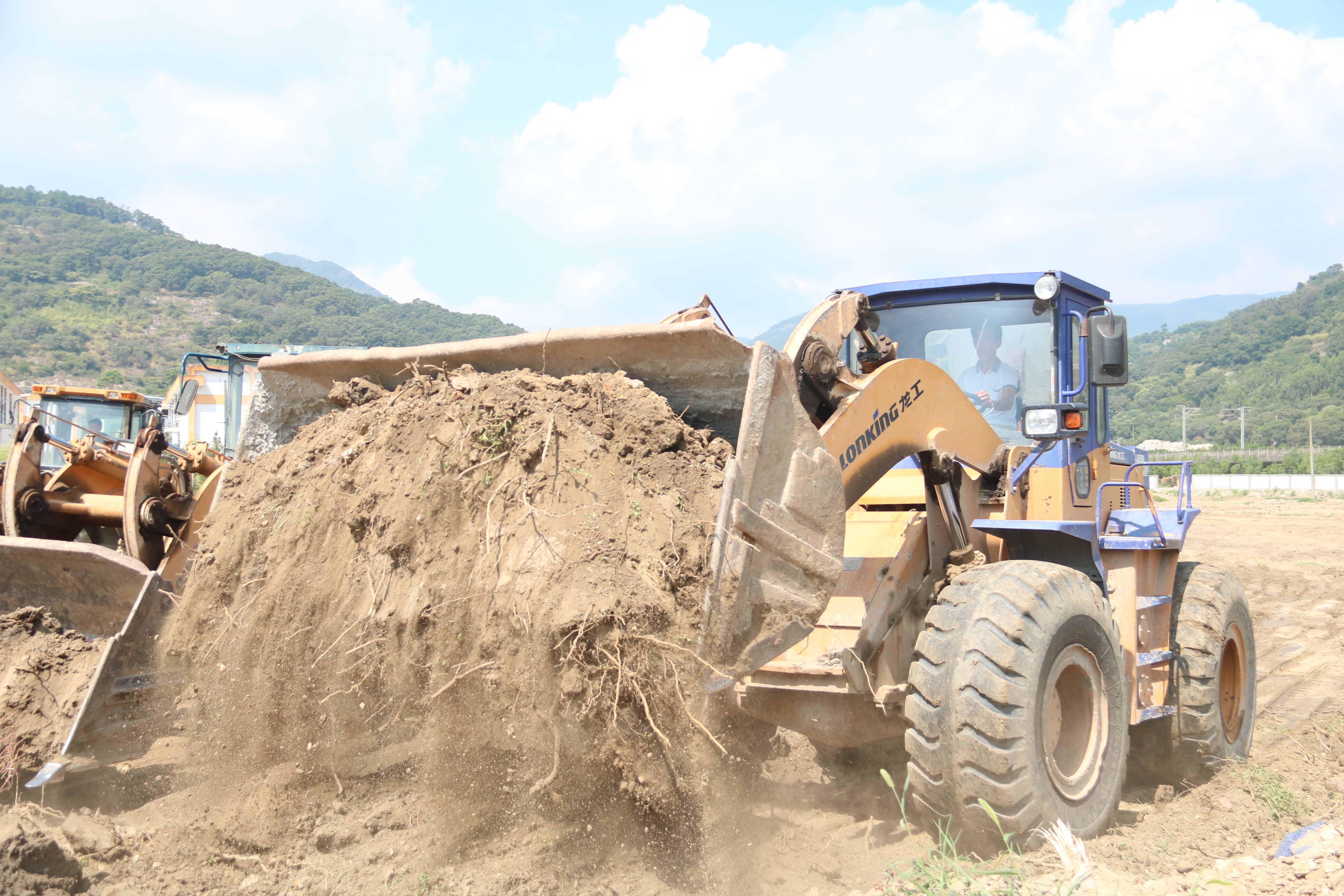 马尾首例耕作层表土剥离再利用项目今日开始剥离