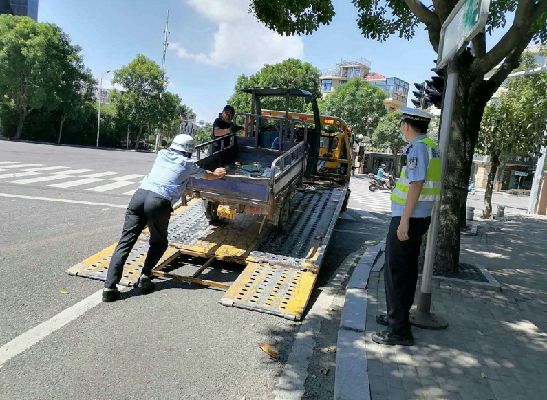 为文明城市创建融入“交警力量”