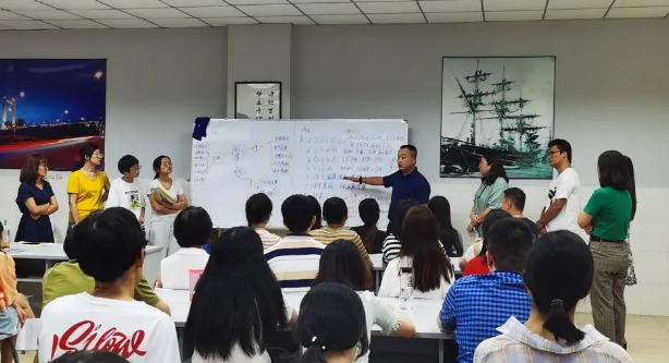 江滨中学举行高效课堂改革培训
