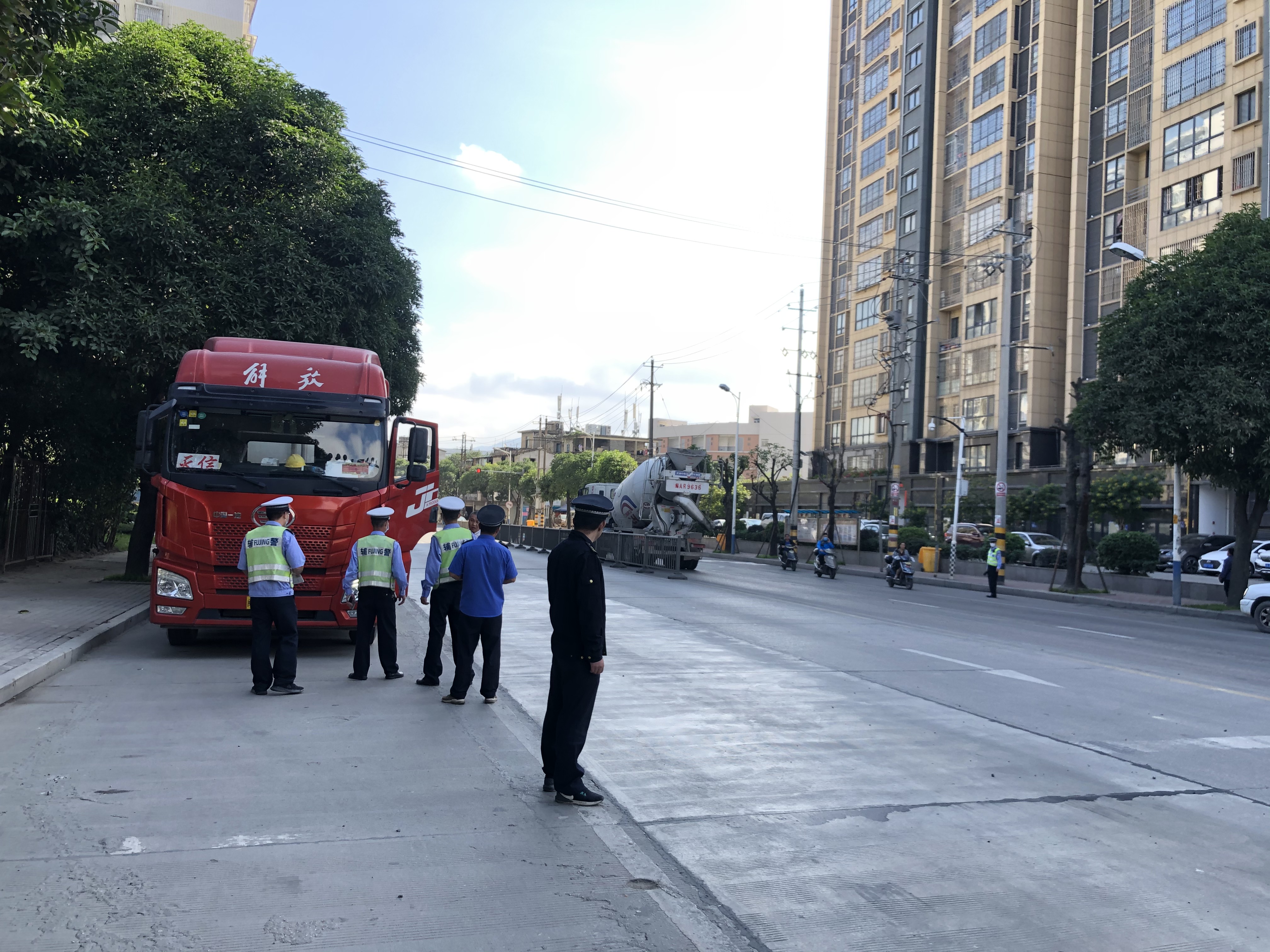 马尾多部门联合执法重拳整治渣土车