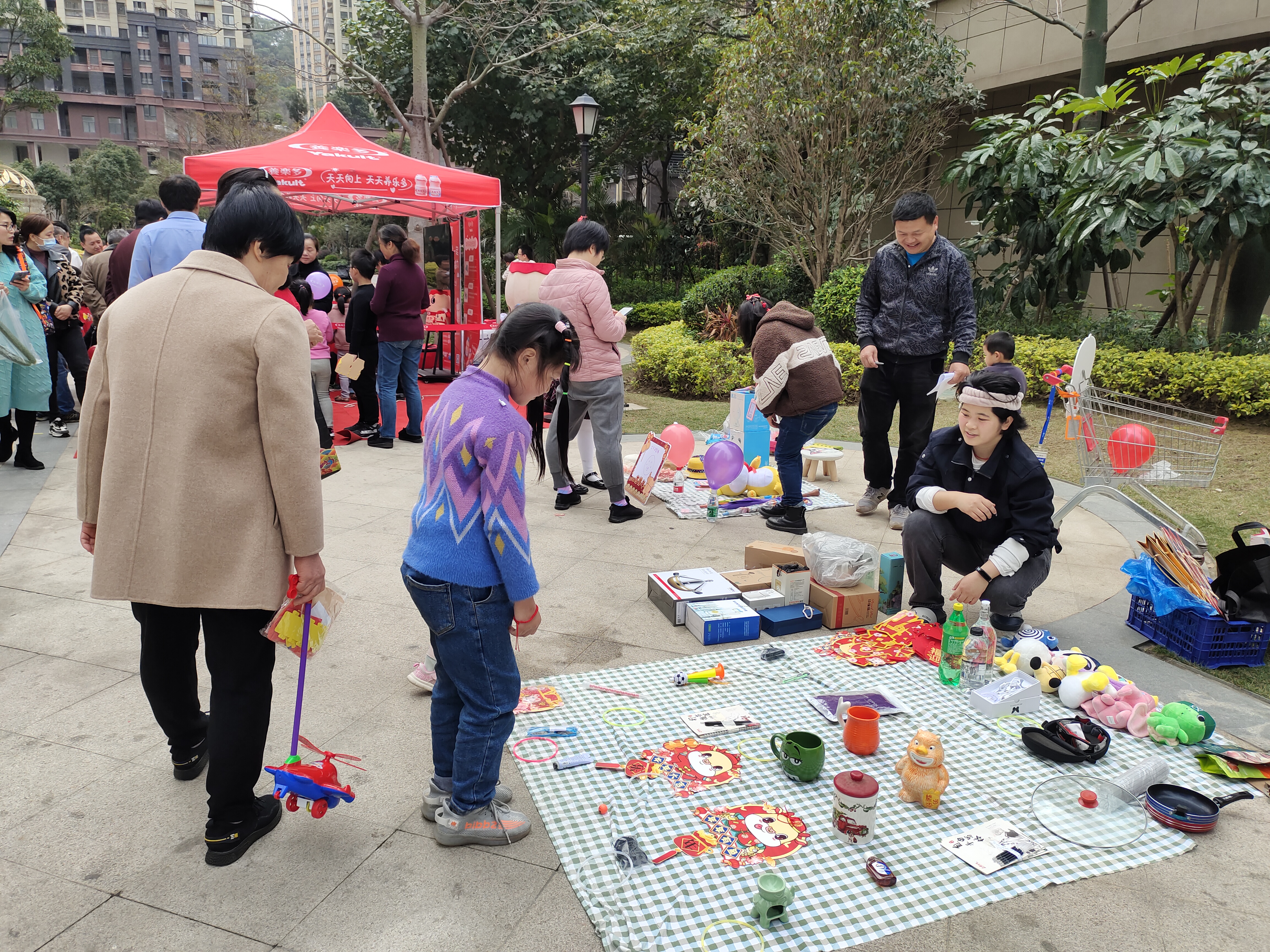 旺岐社区举办公益集市活动