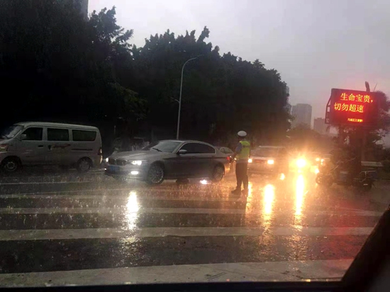  雨天交警变“浇警”   雨中执勤被点赞