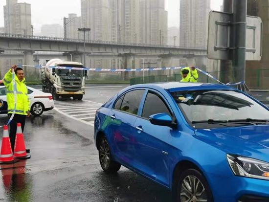 暴雨中，马尾交警变“浇”警“雨”你同在