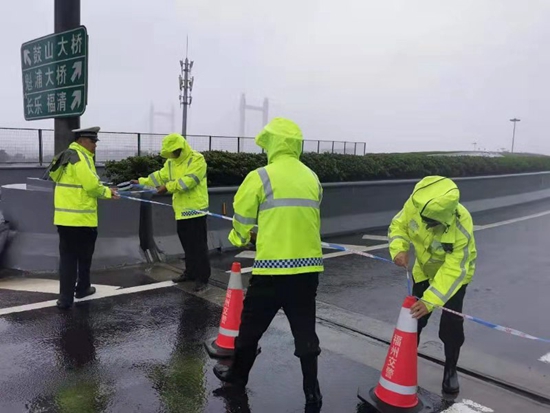 暴雨中，马尾交警变“浇”警“雨”你同在