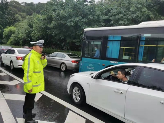 暴雨中，马尾交警变“浇”警“雨”你同在