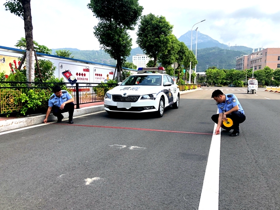 交通标线换“新衣” 城市道路换新颜