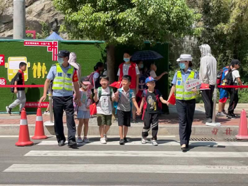 护学路上有“警”色    为校园交通安全撑起平安“伞”