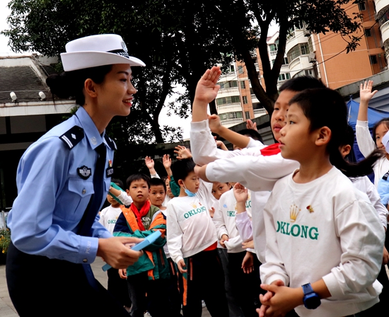 交警助力创城让马尾更顺畅