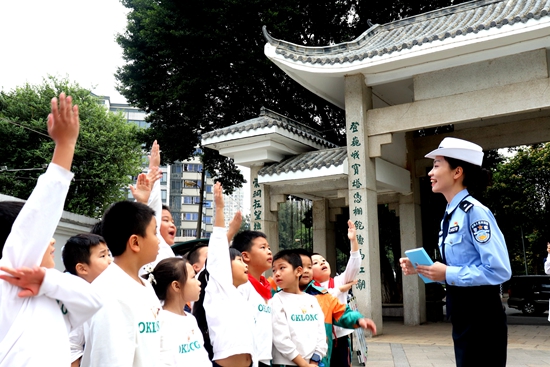 交警助力创城让马尾更顺畅