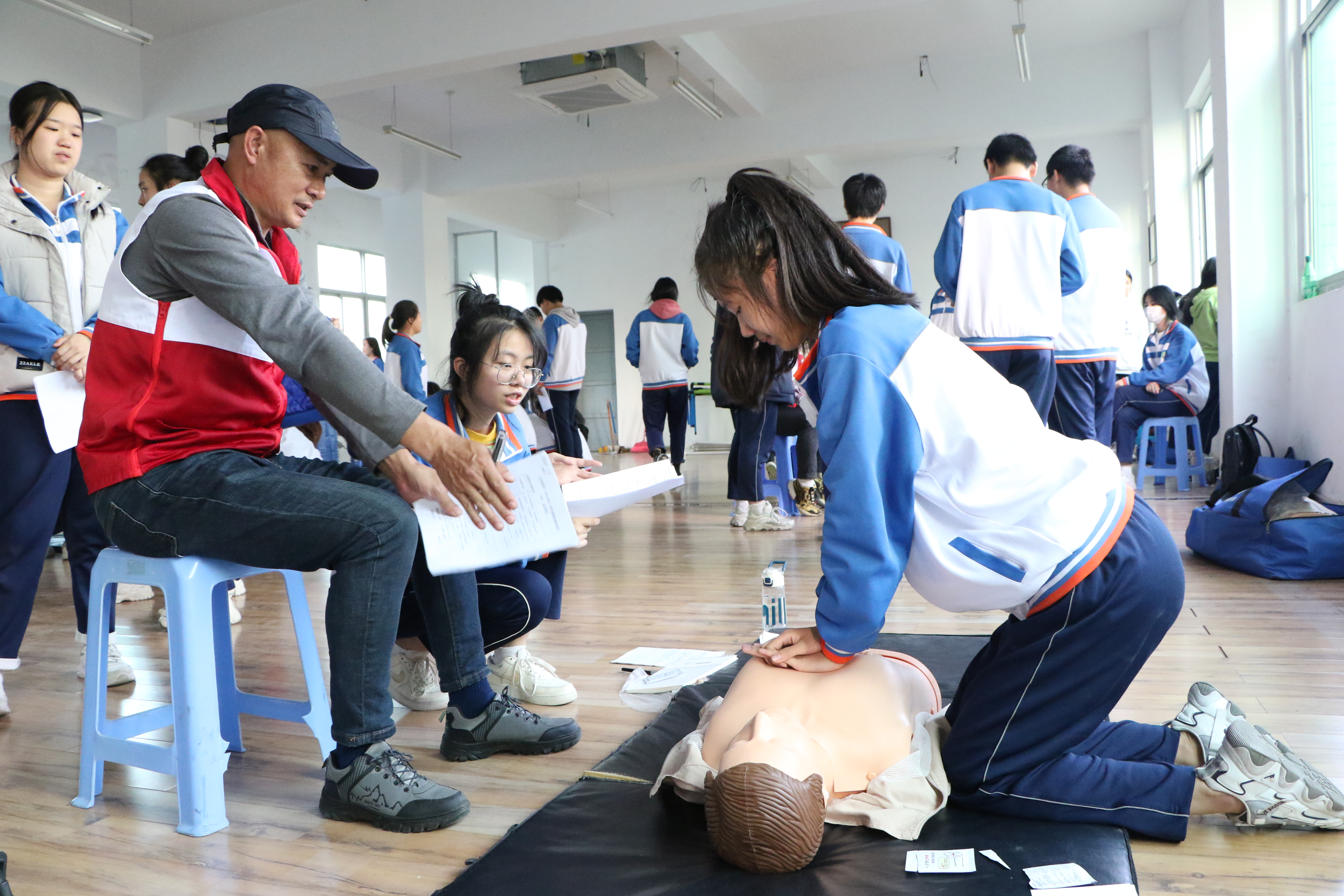 红十字应急救护取证培训进校园