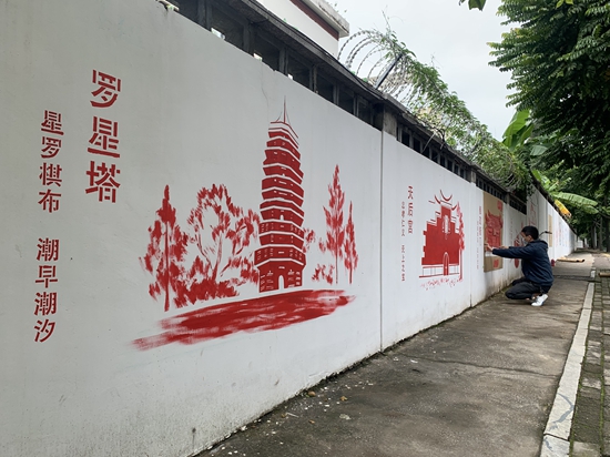 马尾大学生绘墙体彩绘“扮靓”社区