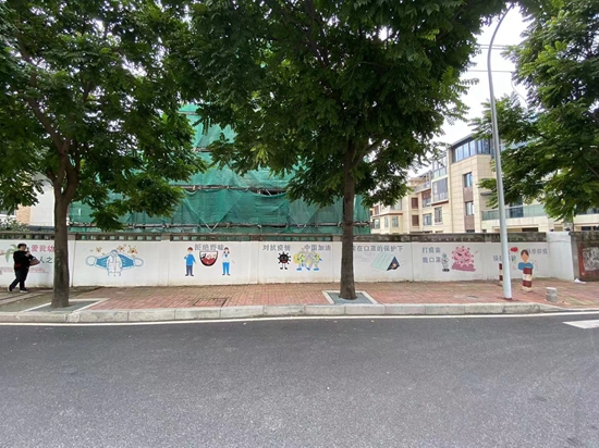 马尾大学生绘墙体彩绘“扮靓”社区