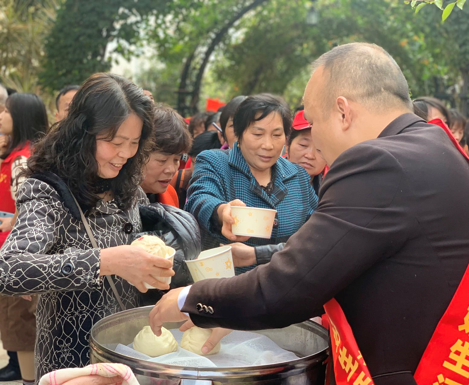 马尾送出千余碗拗九粥 温暖一座城