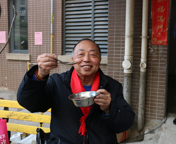 马尾送出千余碗拗九粥 温暖一座城