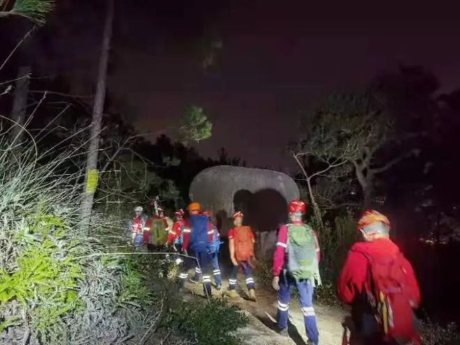 女子被困福州“小桂林”   志愿者连夜进山救援