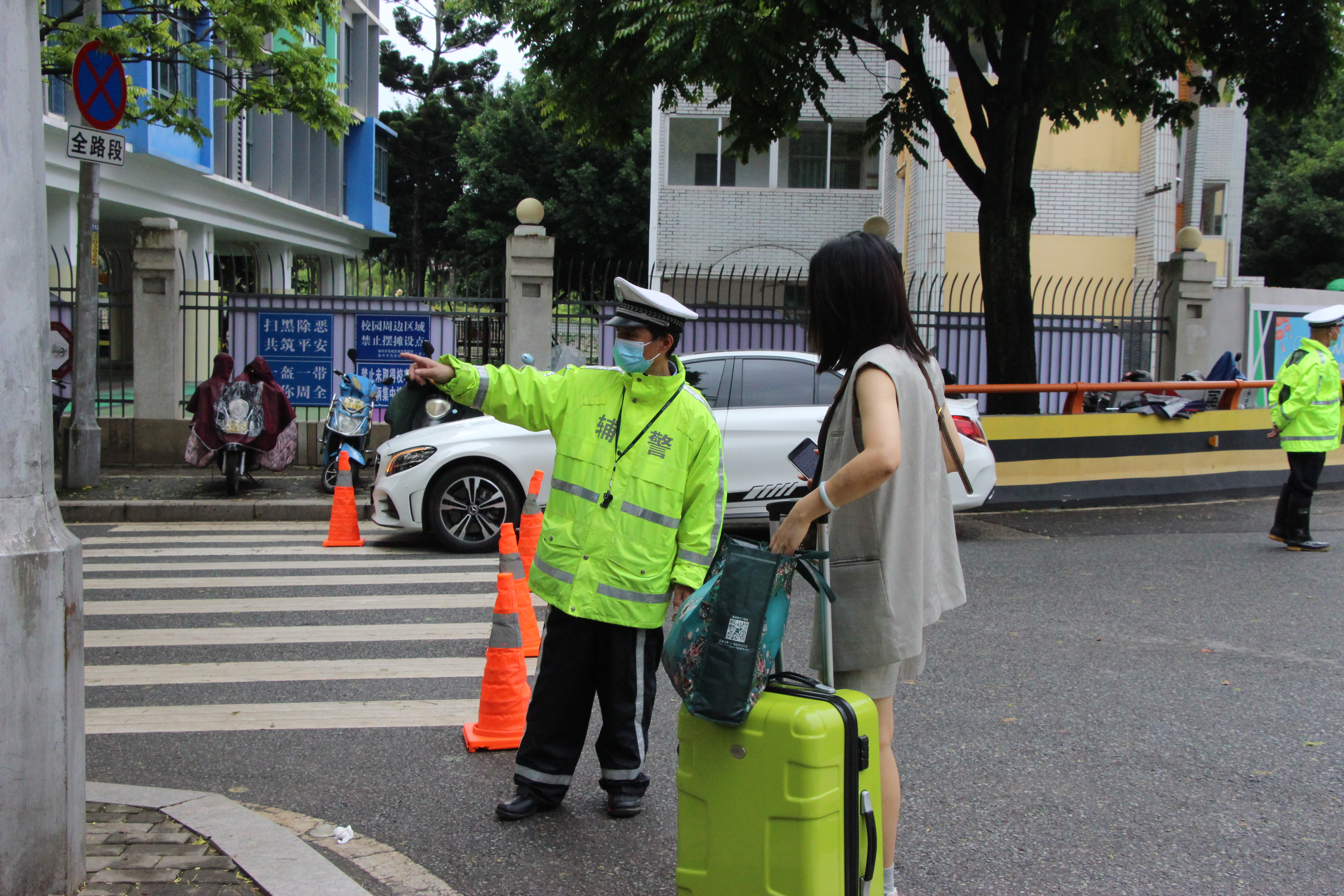 考生“踩点”看考场 师大二附中搭起帐篷长廊为高考考生护航