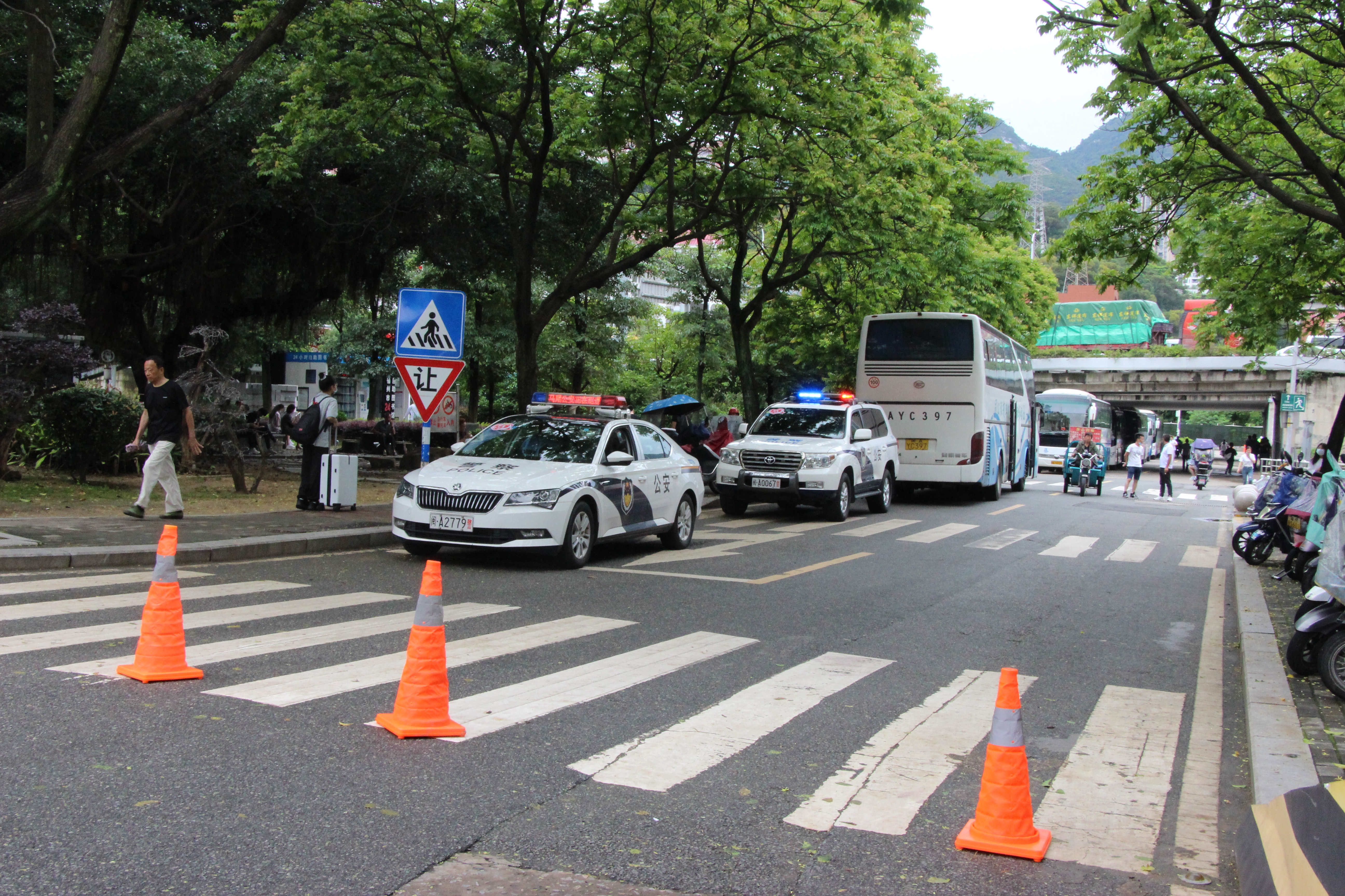 考生“踩点”看考场 师大二附中搭起帐篷长廊为高考考生护航