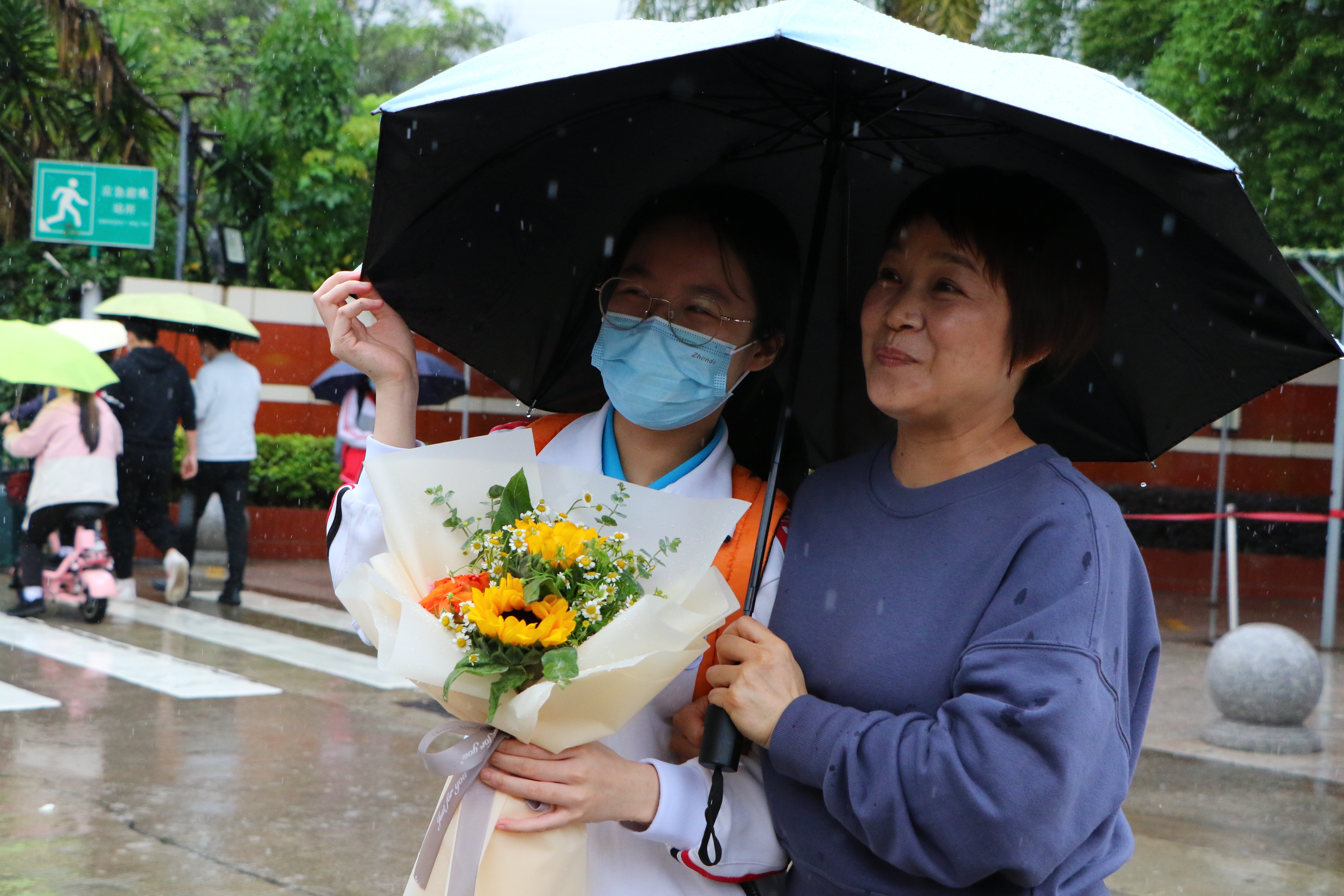 高考落幕！雨水、汗水、泪水……直击考生出考场动人瞬间