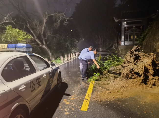 民警深夜出动 冒雨清除“拦路虎”