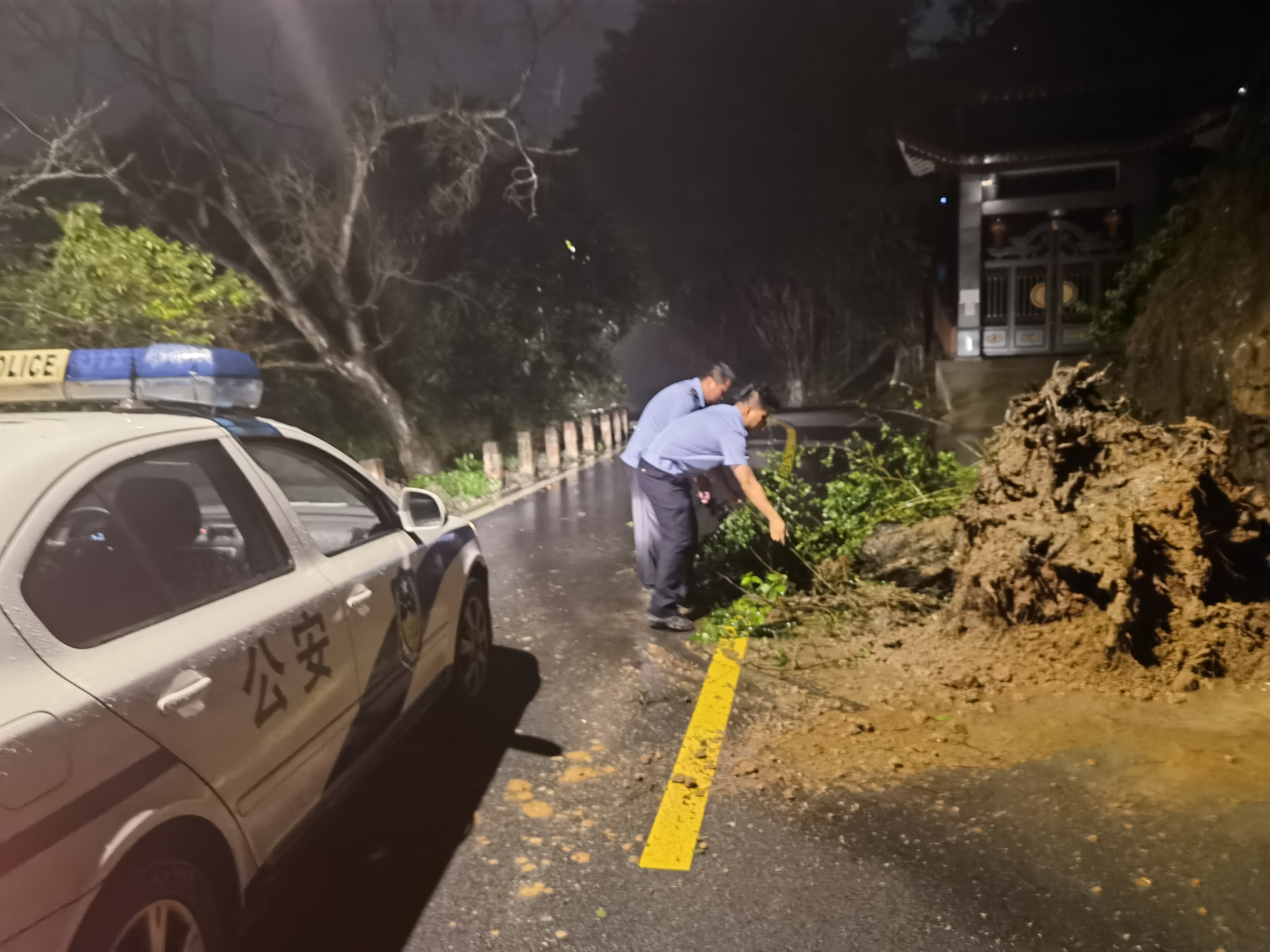 琅岐海防派出所及时处置一起山体滑落险情